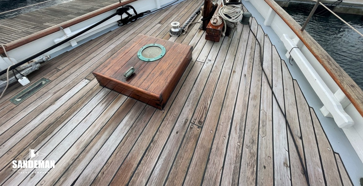 Foredeck view forward to port