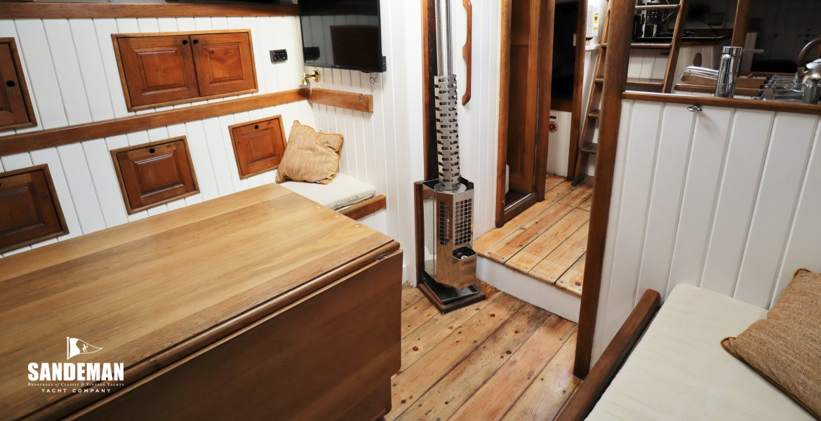 Saloon view aft to starboard