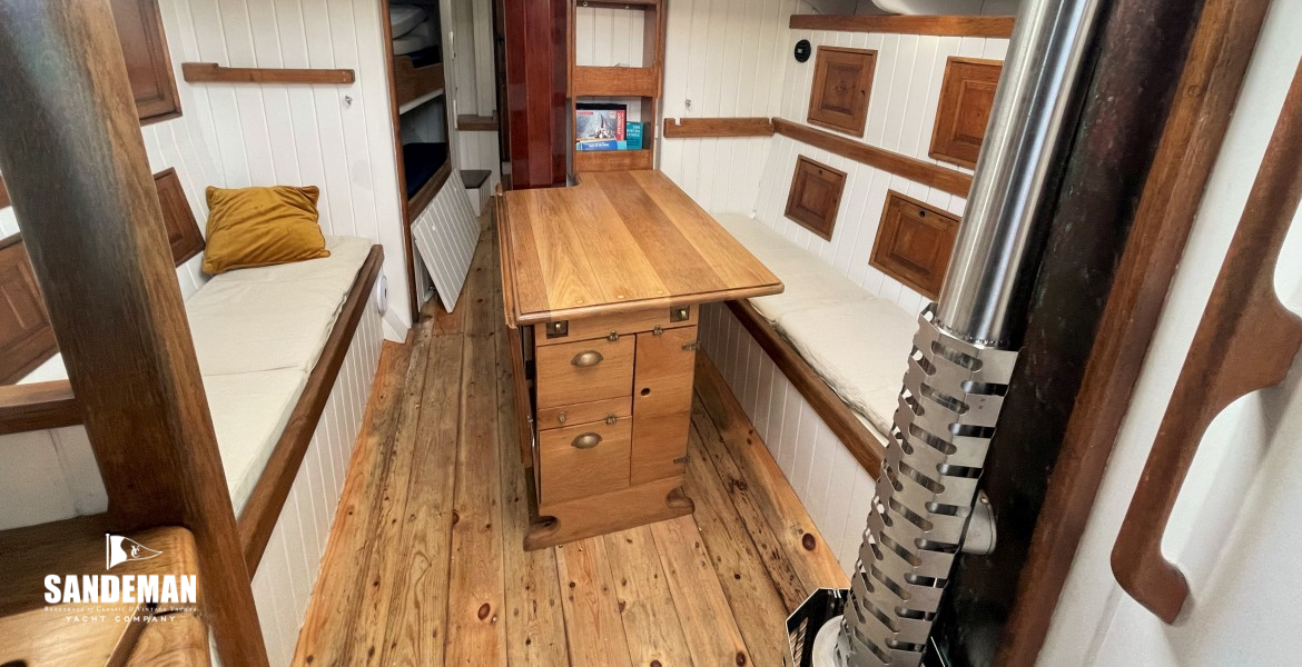 Saloon view forward