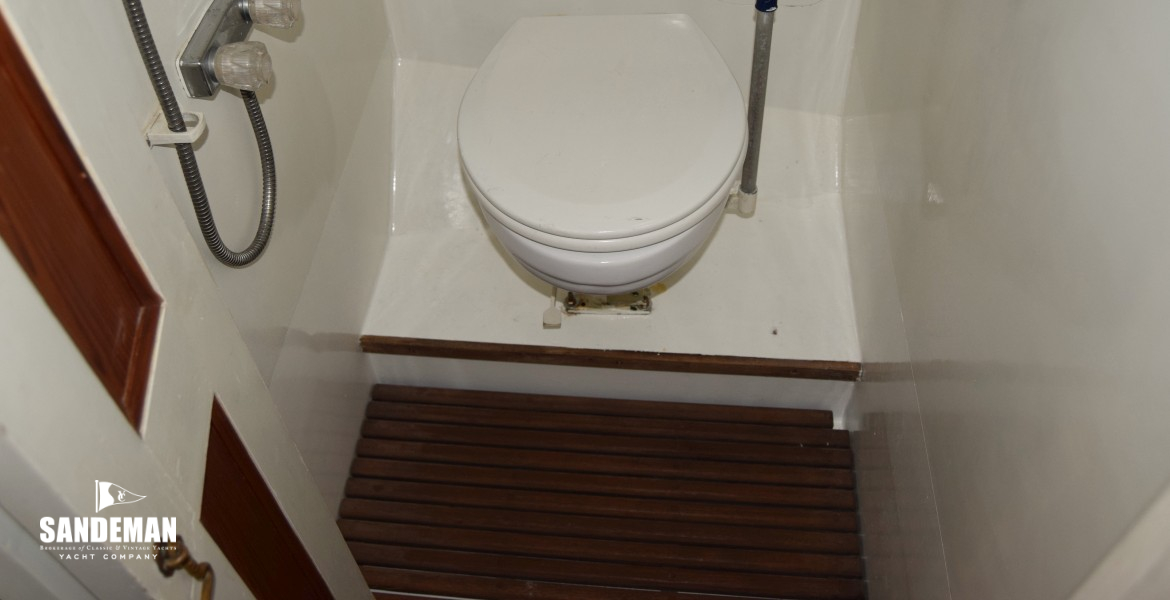 WC/ Shower compartment view to starboard