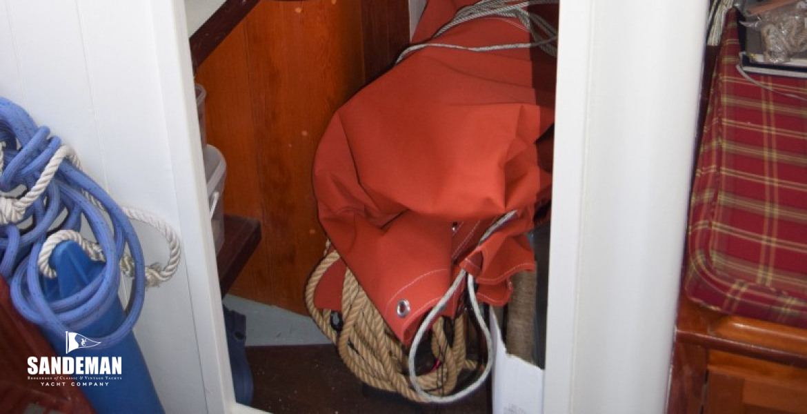 Entry to port quarter cabin