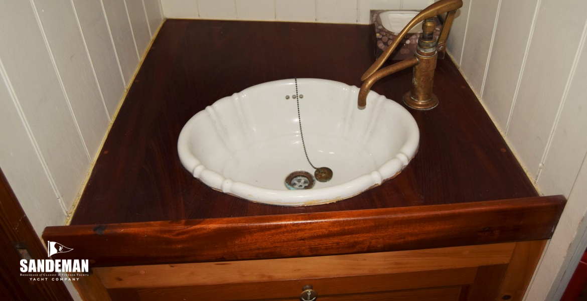 WC/ Shower compartment view to port