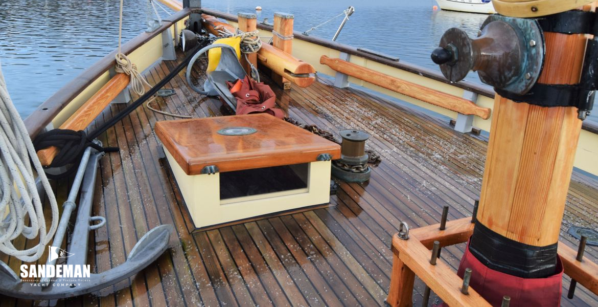 Foredeck view forward