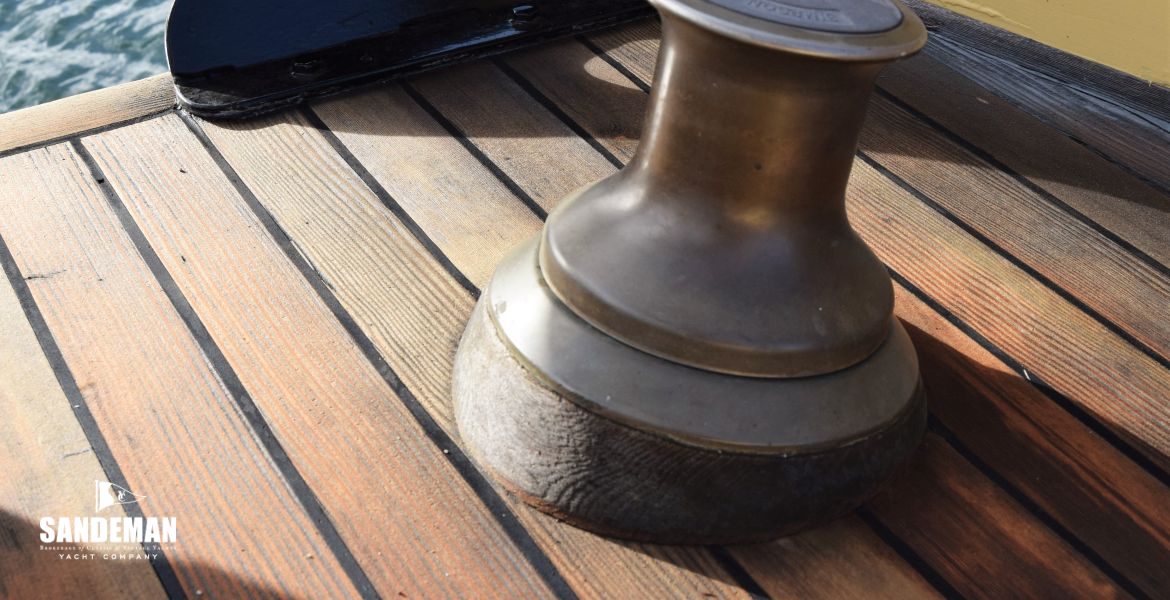 Port quarter warping drum/ mainsheet winch