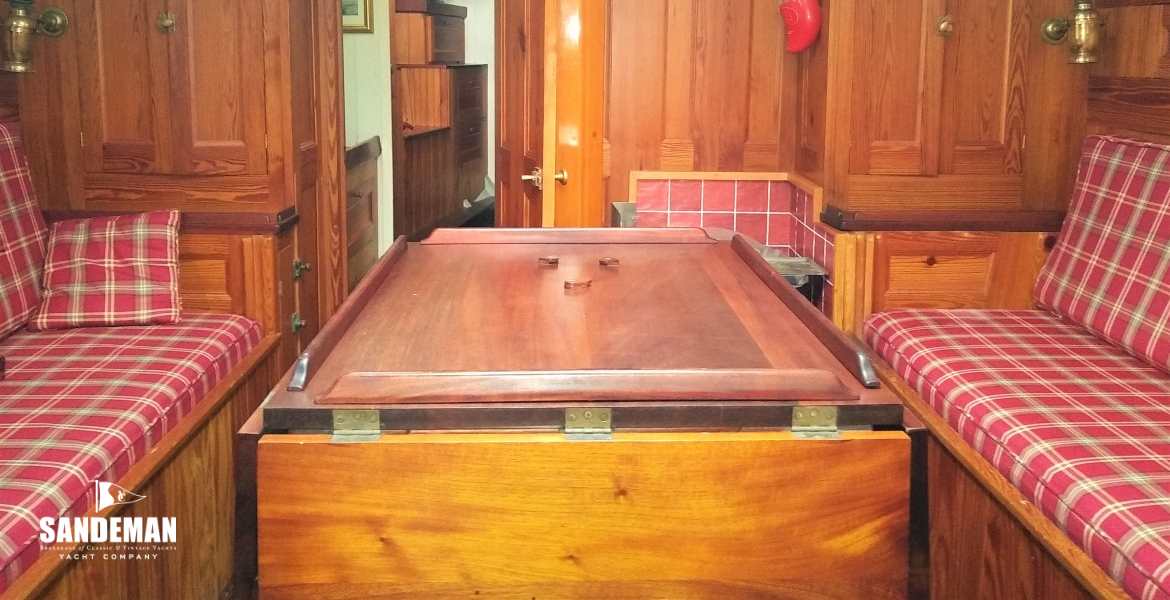 Saloon view forward