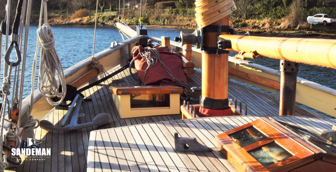 View forward to foredeck from trunk cabin