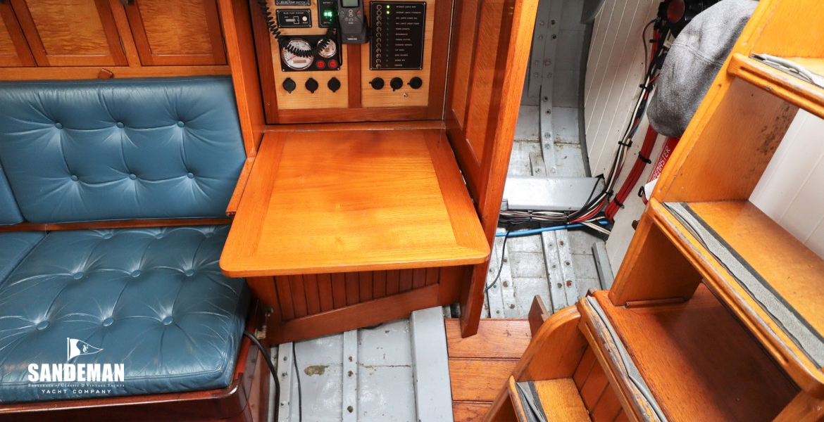 Navigation area and oilskin locker to starboard