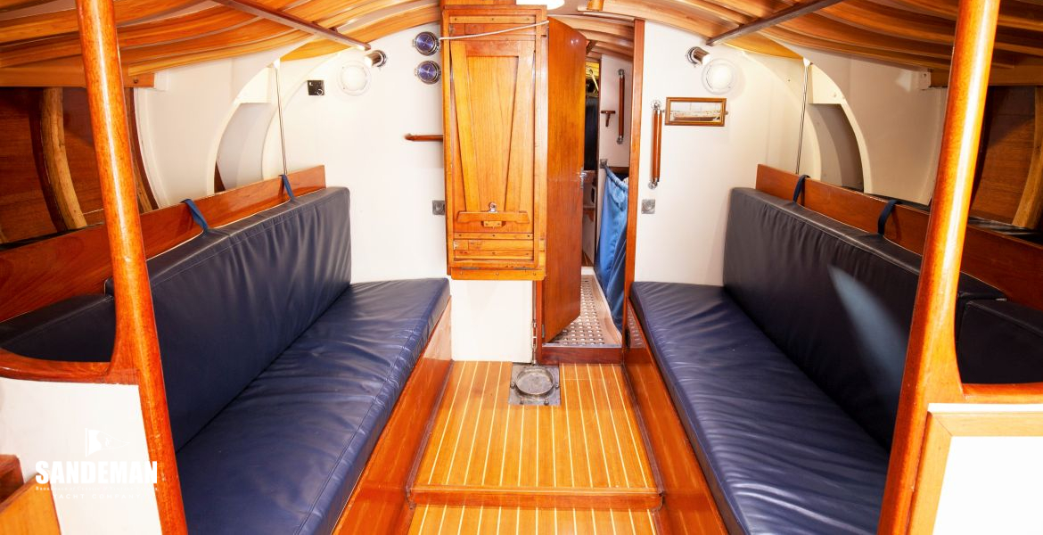 Saloon view forward