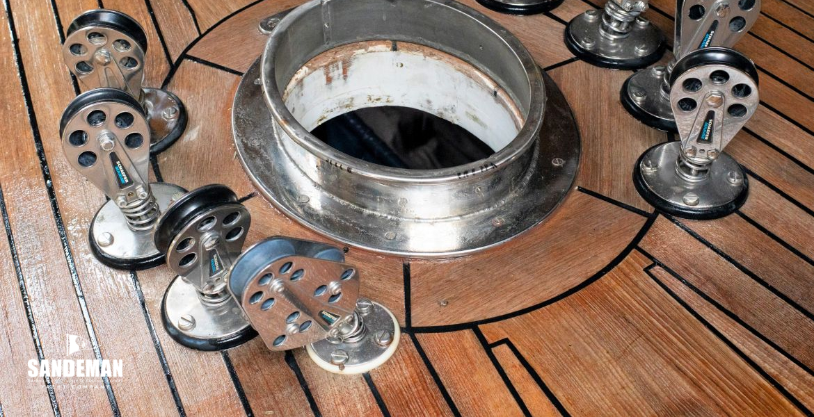 Mast base at deck