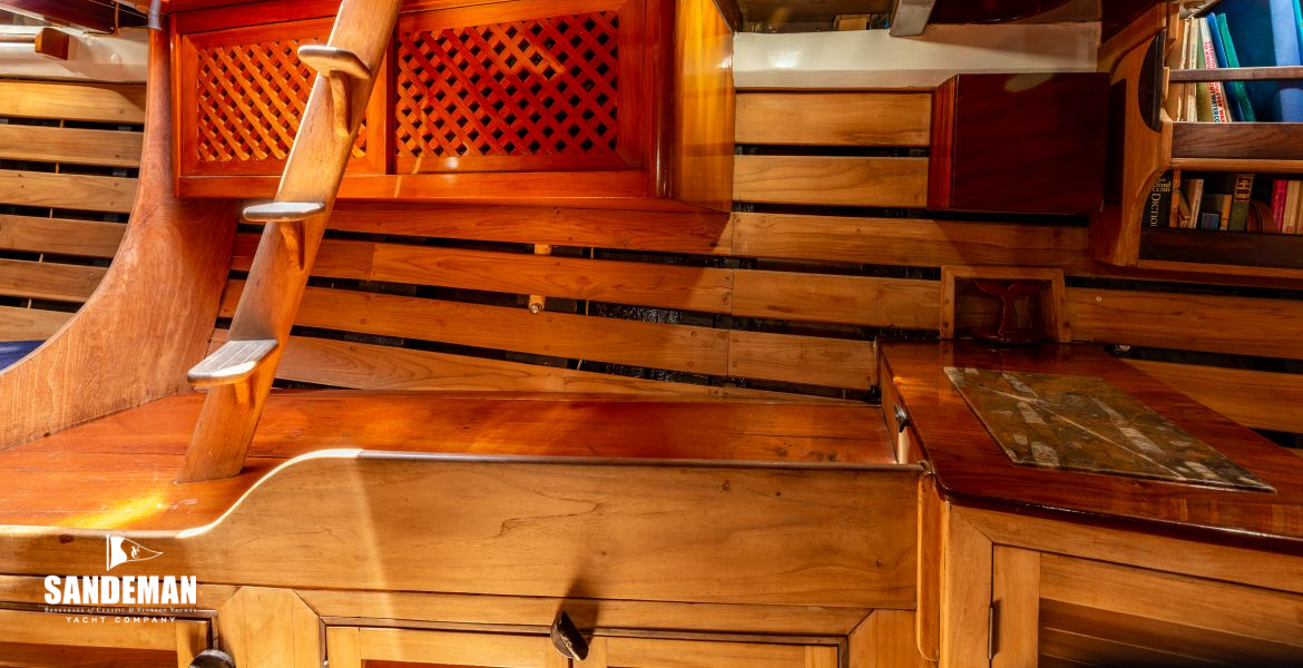 Main cabin to starboard