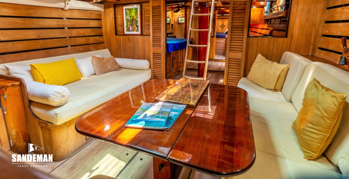 Saloon view forward