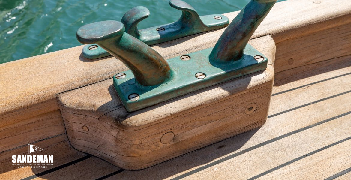 Mooring cleat and fairlead