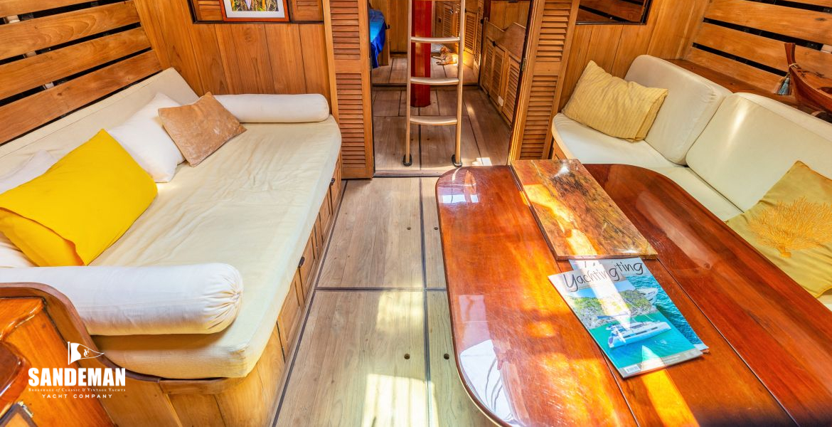 Saloon view forward