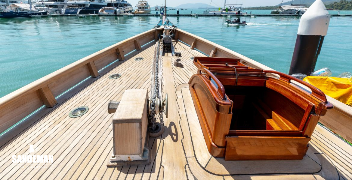 Foredeck view forward