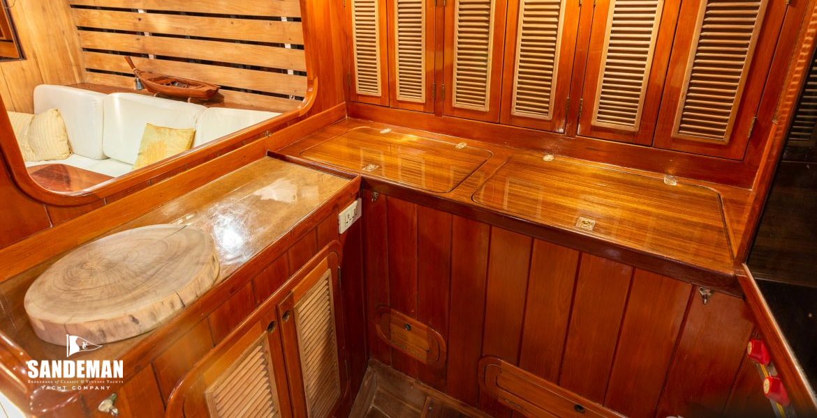 Galley to starboard