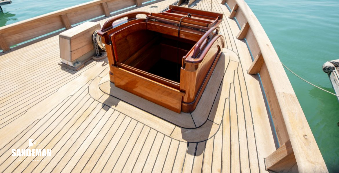 Foredeck view forward to port