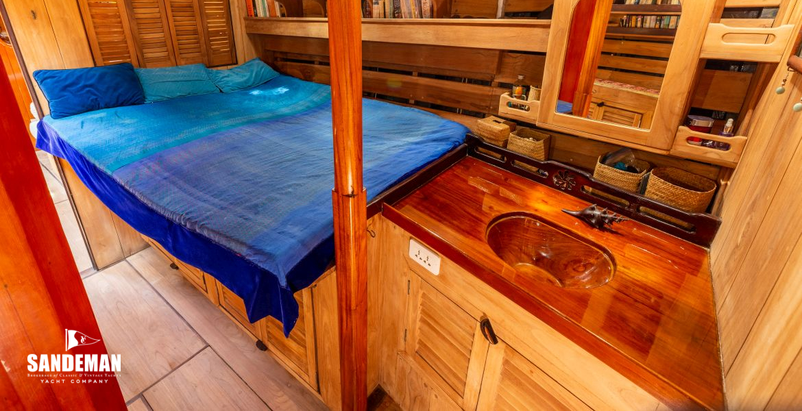 Main cabin view aft to port 