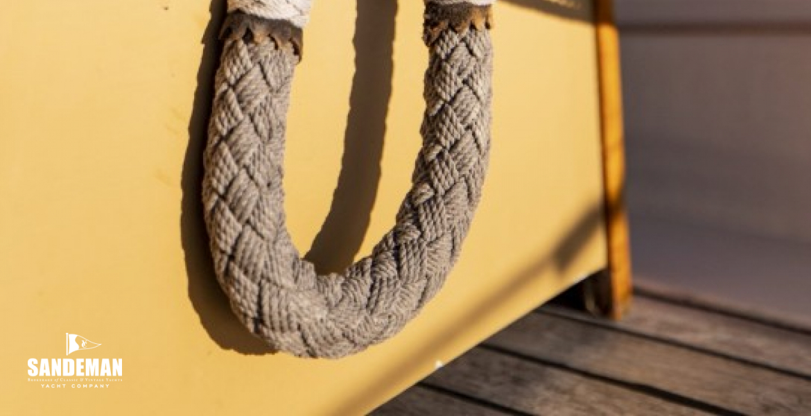 Foredeck stowage box