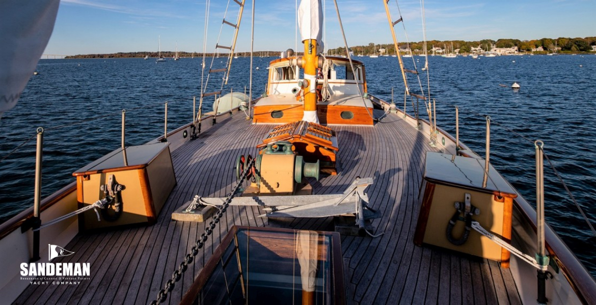Foredeck view aft
