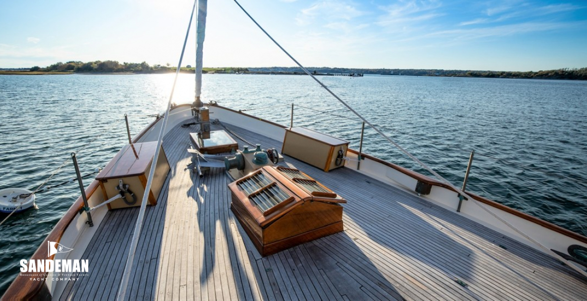 Foredeck view forward