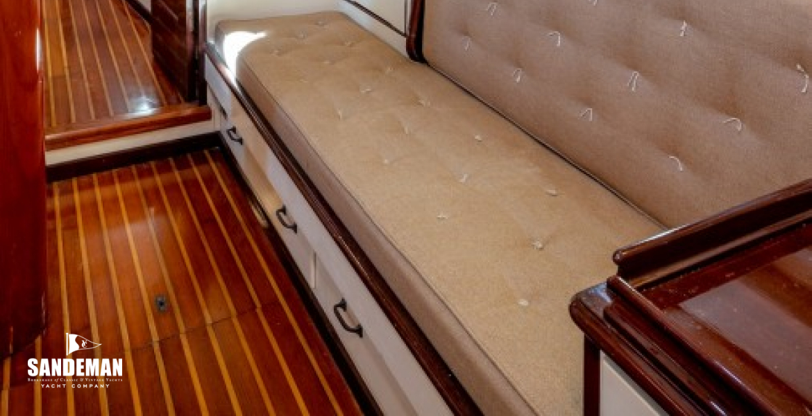Main Saloon view forward to starboard