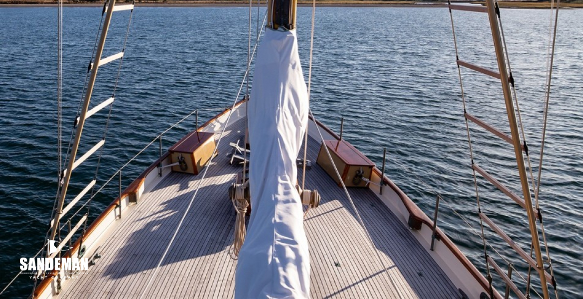 Foredeck view forward