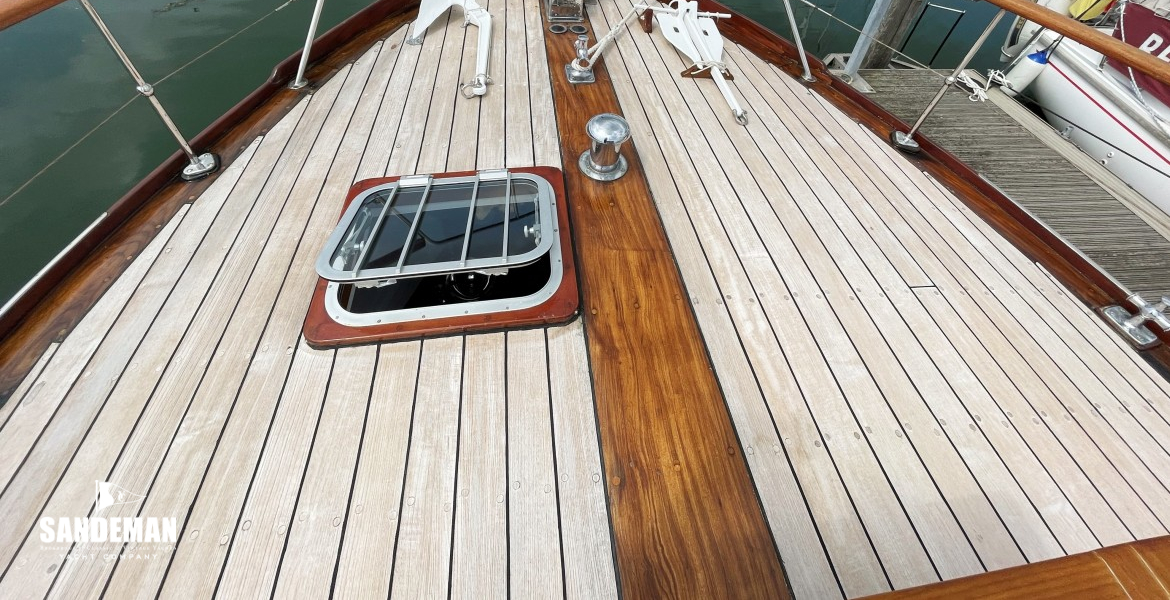 Foredeck view forward