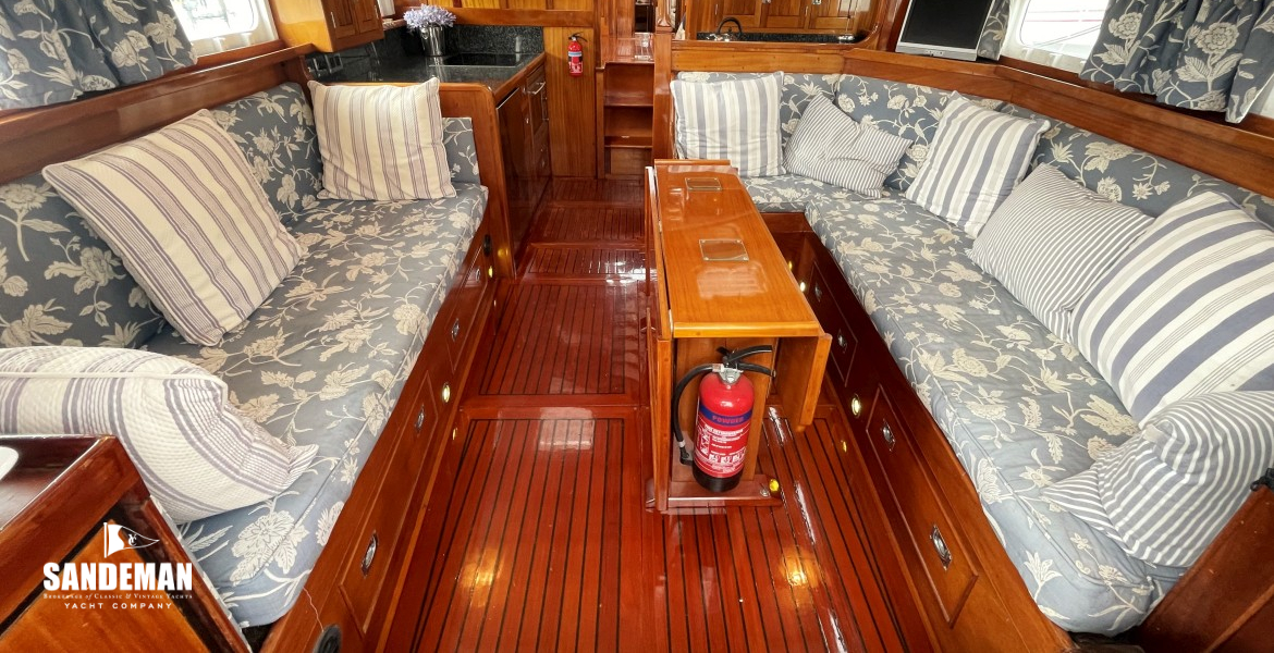 Saloon view forward