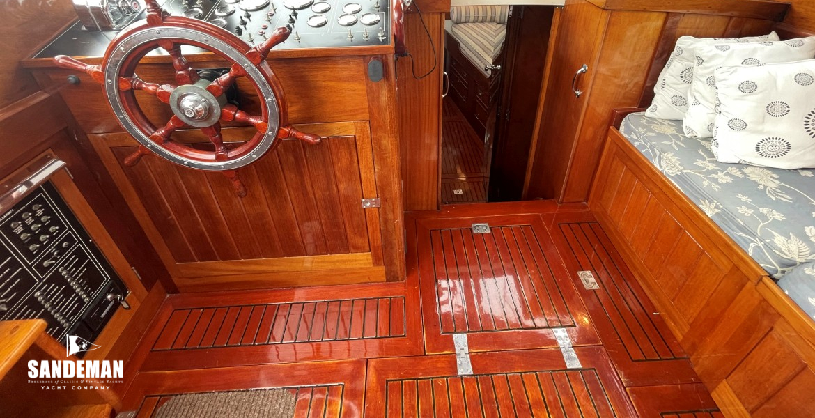 Companionway to forward accommodation