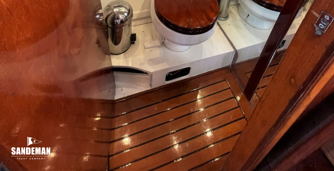 WC Compartment to starboard