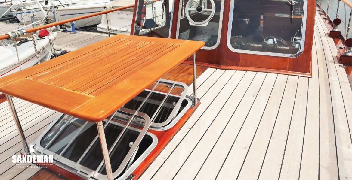 Foredeck view aft