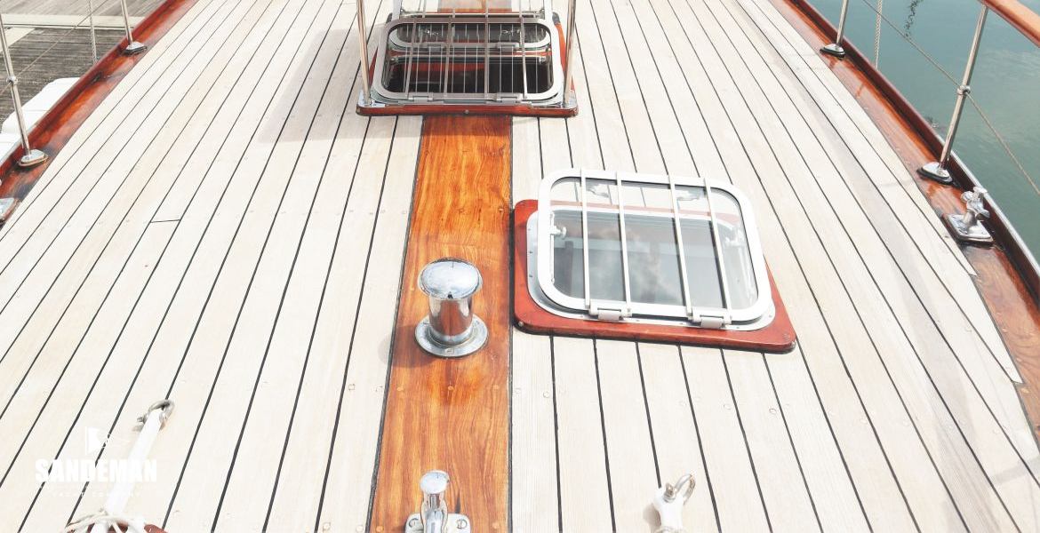 Foredeck view aft