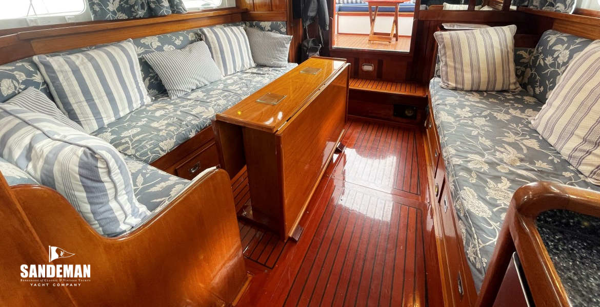 Saloon view aft to starboard