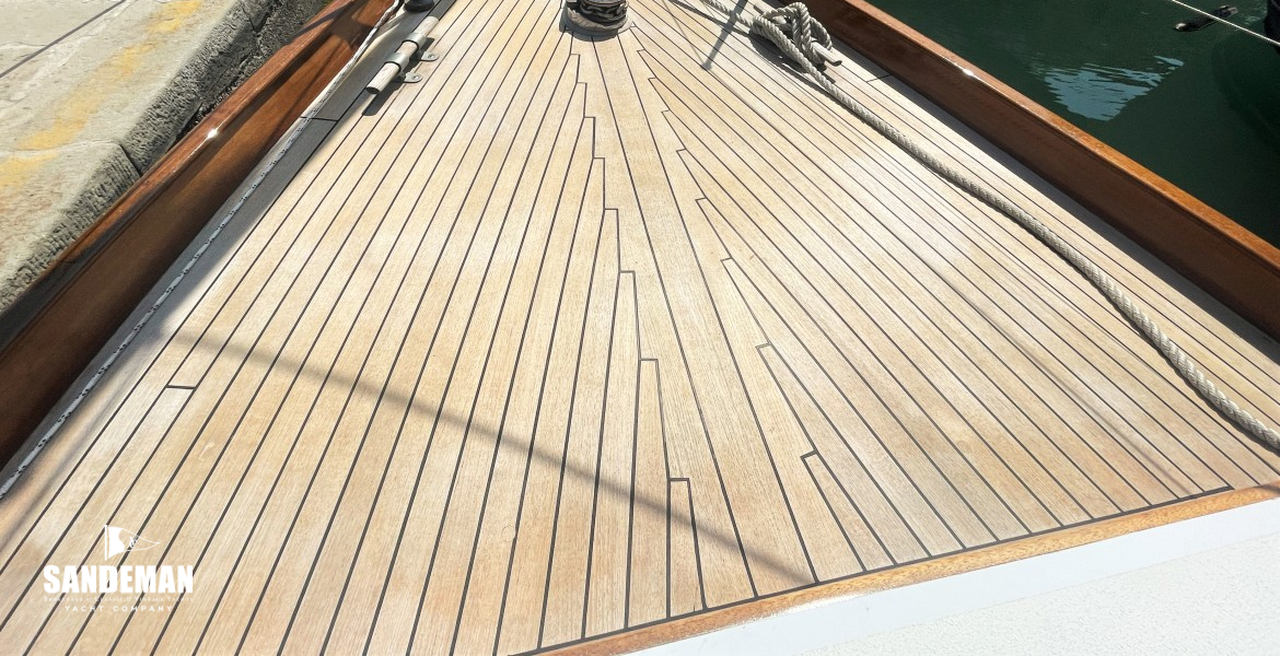 Foredeck view forward