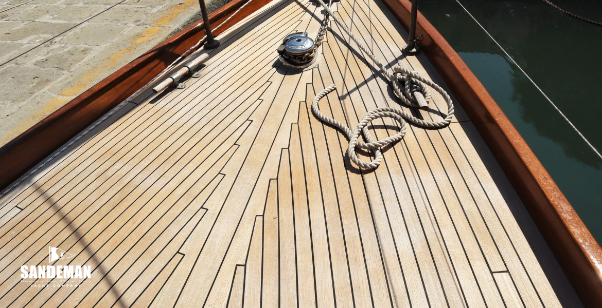 Foredeck view forward