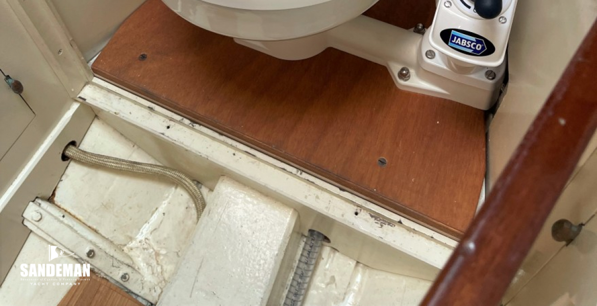 Concealed electric/ manual WC