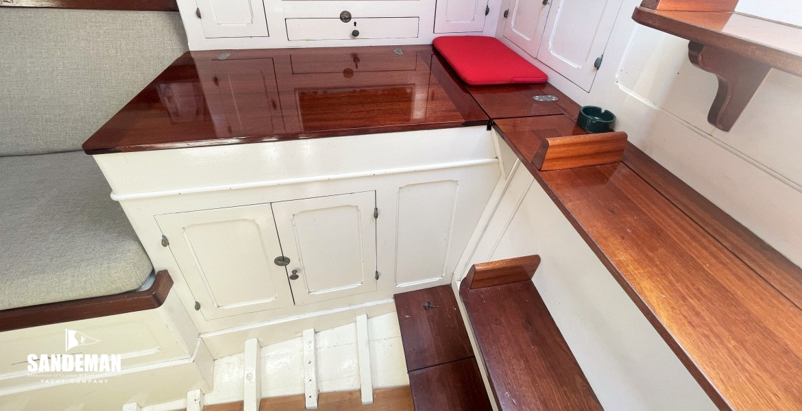 Chart table to starboard