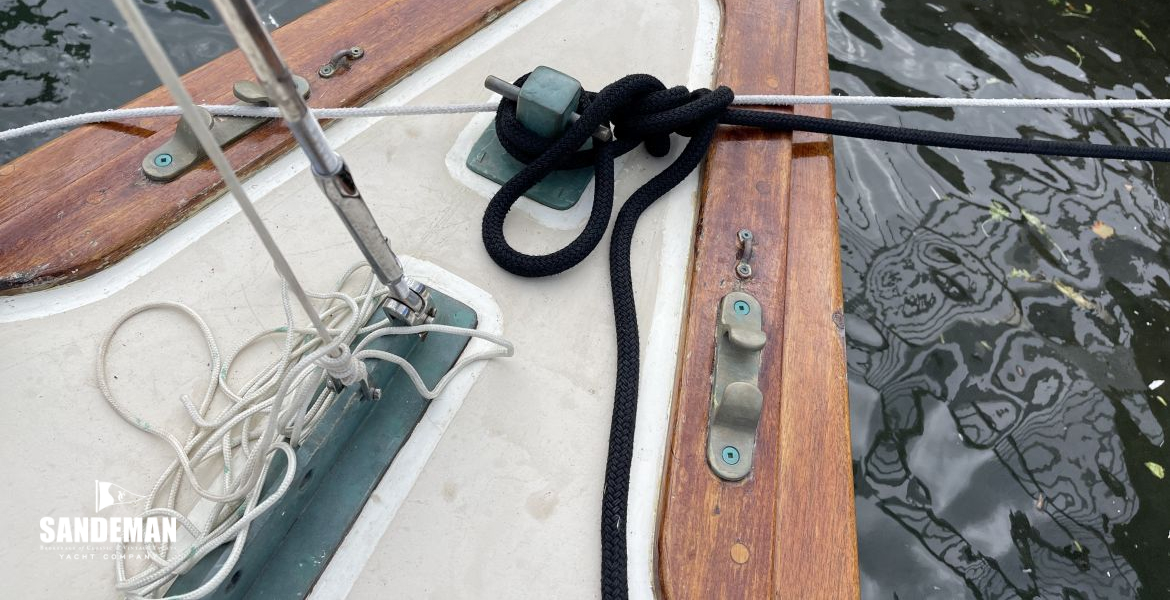 Forestay and stanchion post