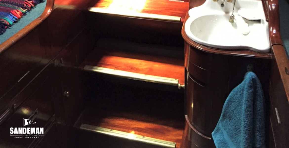 Stateroom view aft to aft companionway