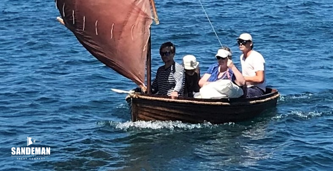 Lugsail clinker tender