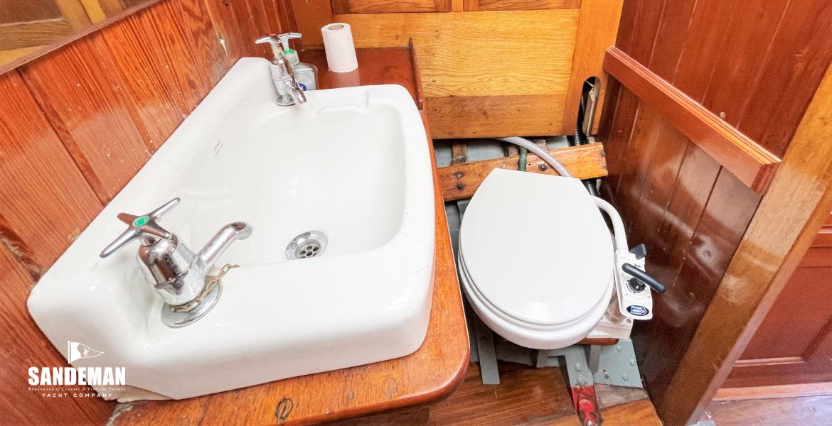 WC compartment view to port