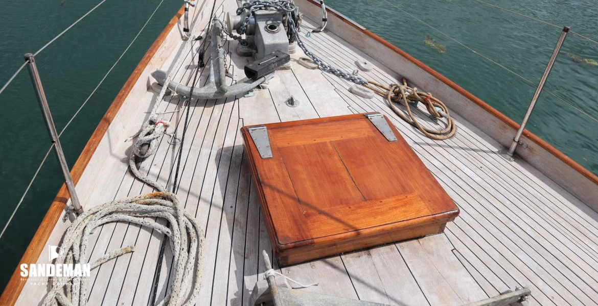 Foredeck view forward