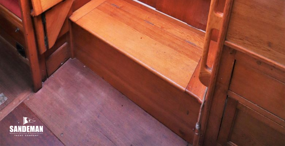 Chart table to starboard