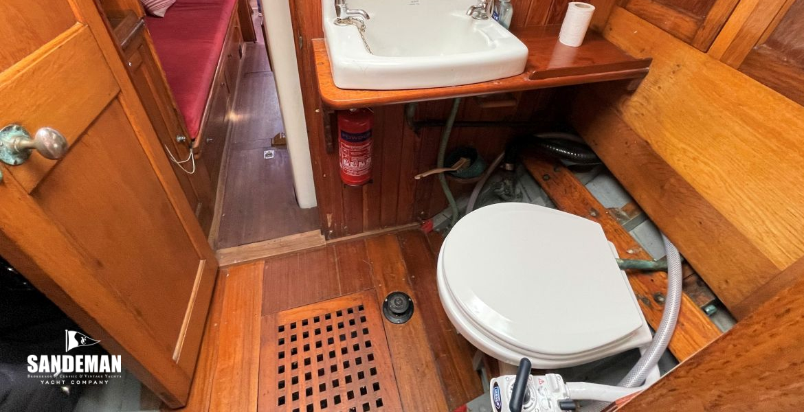 WC compartment view aft