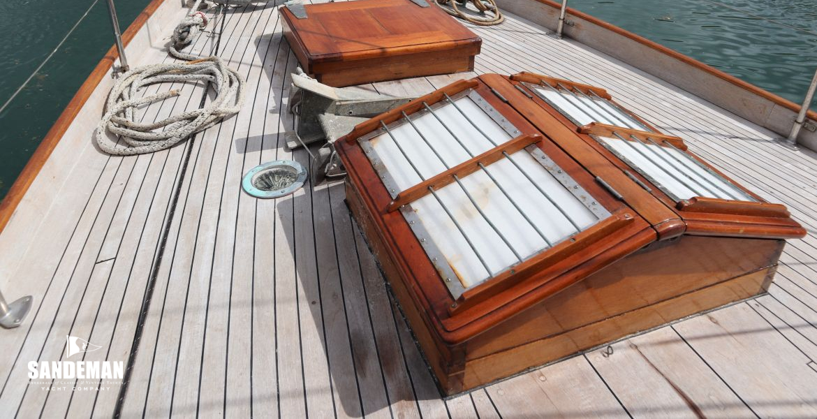 Foredeck view forward