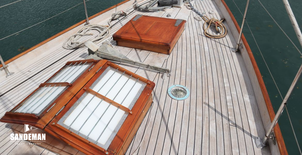 Foredeck view forward