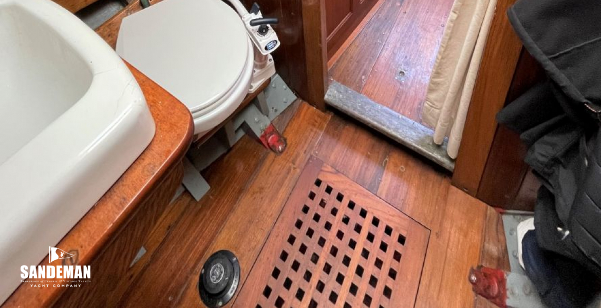 WC compartment view forward