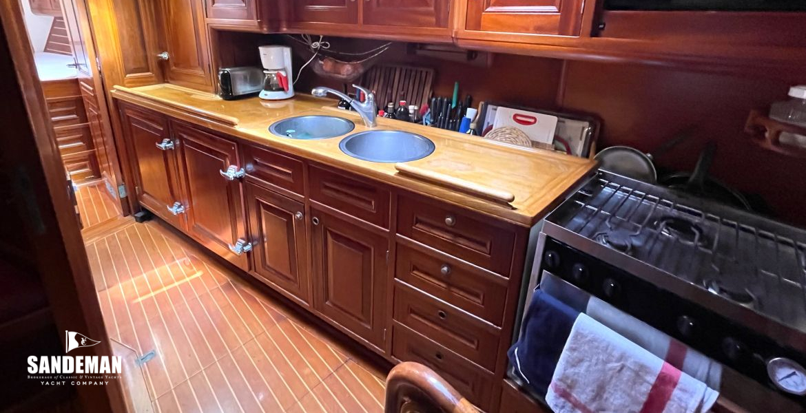 (5) Galley view forward to starboard
