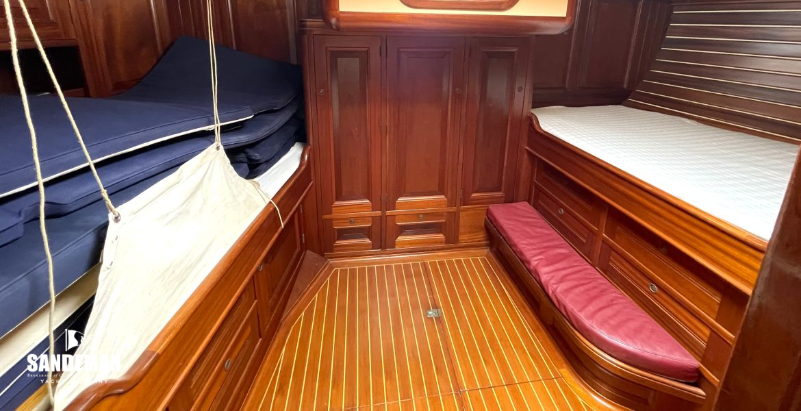 (1) Owner cabin view aft