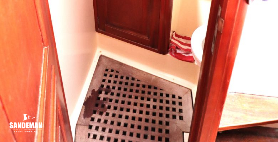 (6) Forward/ captain cabin en-suite